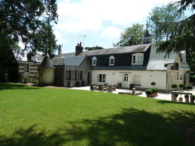 EXCEPTIONNELLE MAISON XIXème AVEC TRES BEAU JARDIN ET DEPENDANCES  