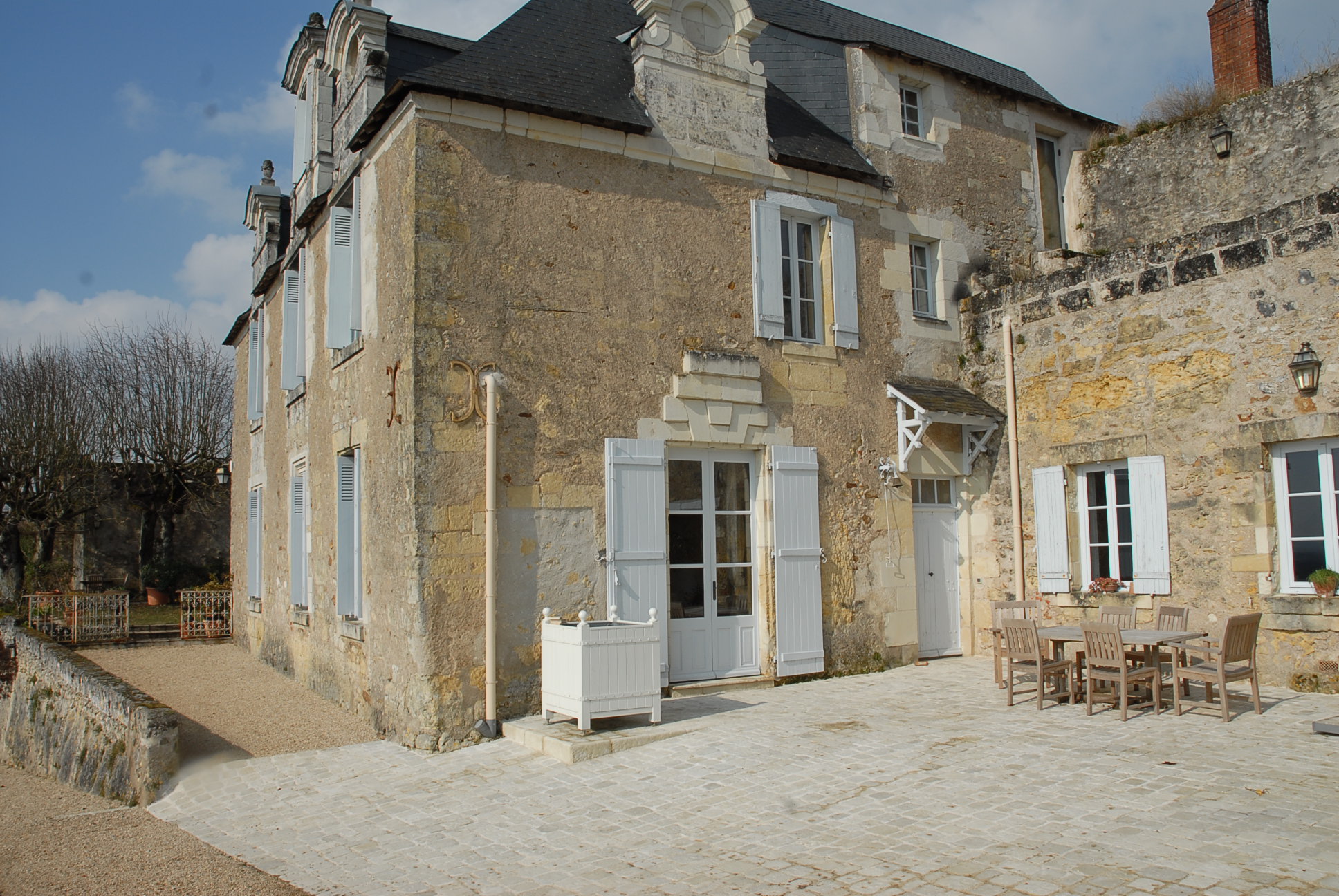 TRES BELLE MAISON DE  VIGNERON DES XVè ET  XVIIè SIECLES, AU CŒUR D’UN VILLAGE PROCHE DE TOURS ET DE LA GARE TGV     