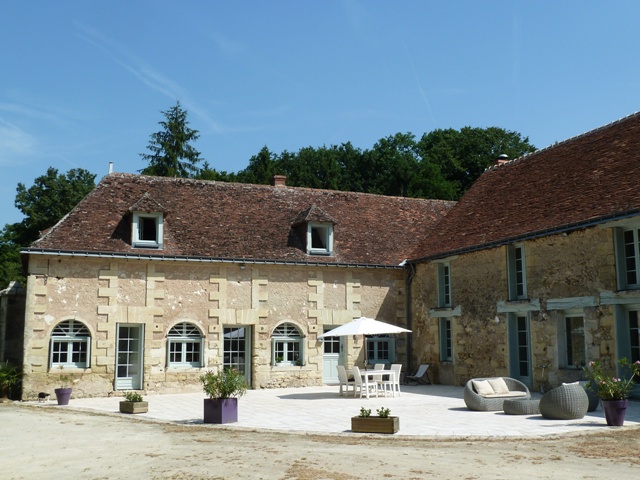 PROPRIETE ANCIENNE DE CARACTERE RESTAUREE AVEC DEPENDANCES ET PISCINE SUR ENVIRON 2 HECTARES