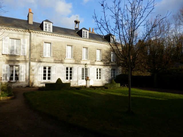 VOUVRAY, DANS LE VILLAGE AU CALME, AUTHENTIQUE  PROPRIETE DU XVIIIEME SIECLE SUR CHARMANT PARC CLOS