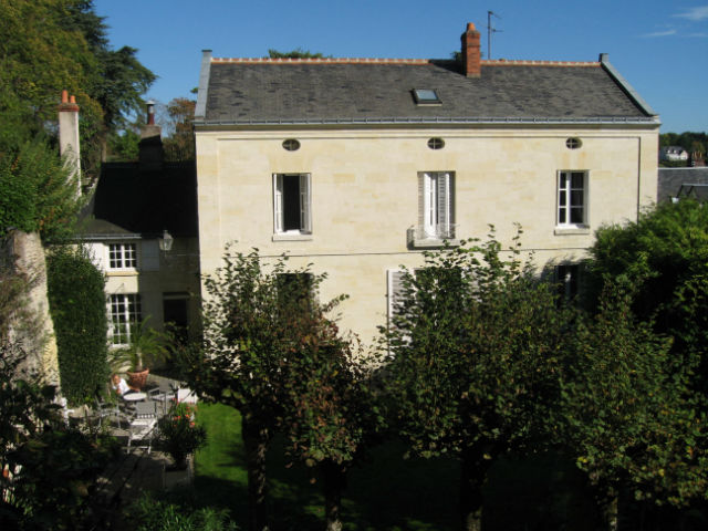 BELLE MAISON XVIIIEME AU COEUR DU VILLAGE AVEC DEPENDANCES ET JARDIN