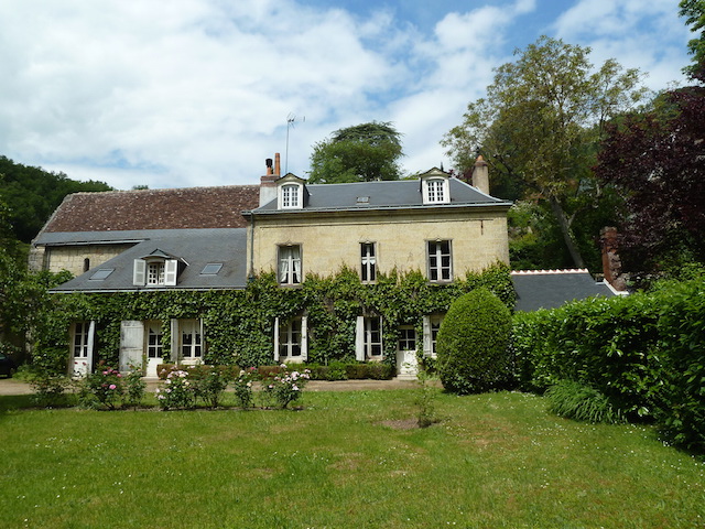 CHARMANTE MAISON XVIIIe-XIXe AVEC DEPENDANCES SUR TRES BEAU JARDIN CLOS DE 2500M2