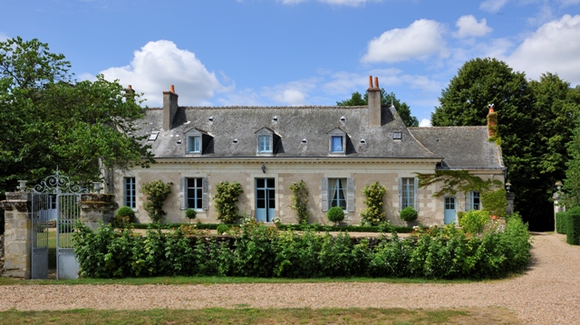 A 10 minutes du centre de Tours, élégante propriété en bordure de village avec dépendances et magnifique parc boisé d'environ 6 HA.