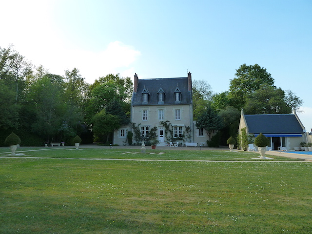 Proche Tours, Manoir XIXème sur domaine de 8 hectares avec pièce d'eau