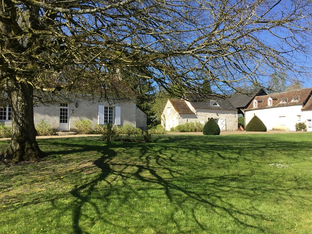 Très belle propriété XIX ème avec dépendances, piscine et parc magnifiquement arboré.