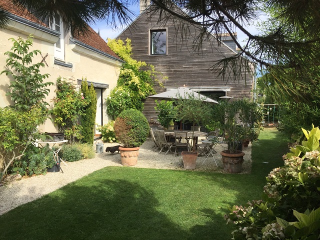 Ravissante maison ancienne restaurée. Très joli jardin avec piscine