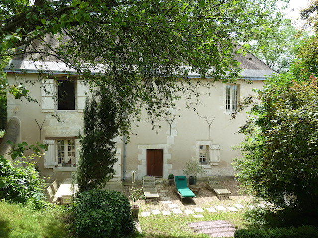 Charmante maison de village ancienne avec dépendances et beau jardin