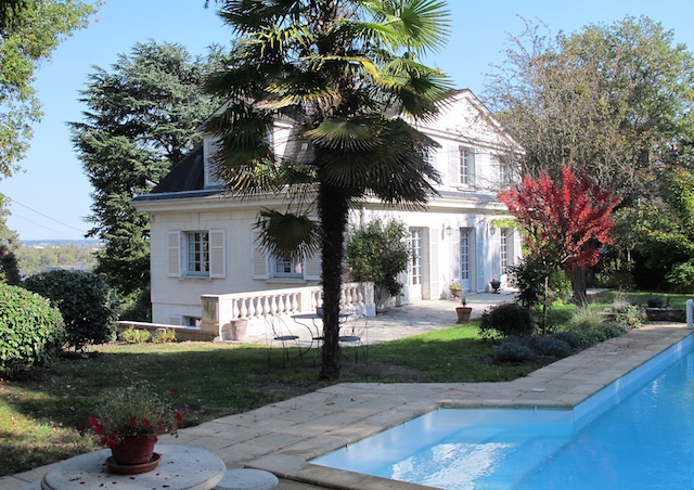 Ravissante villa avec piscine, garage, préau et beau jardin clos d’environ 1400m2