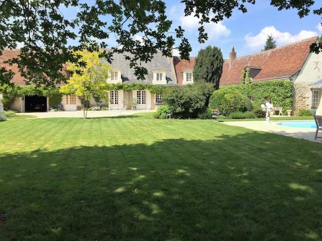 TOURS – Rare propriété du XIIIème siècle restaurée avec dépendances, piscine et très beau parc clos de 3300m2