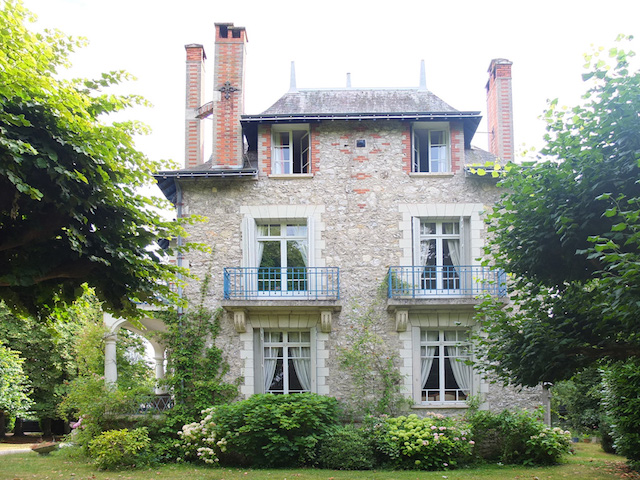 Elégante propriété de charme avec dépendance, piscine et parc de 7300m2