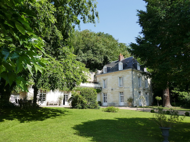 Belle propriété ancienne avec dépendances et piscine sur parc d’environ 2200m2