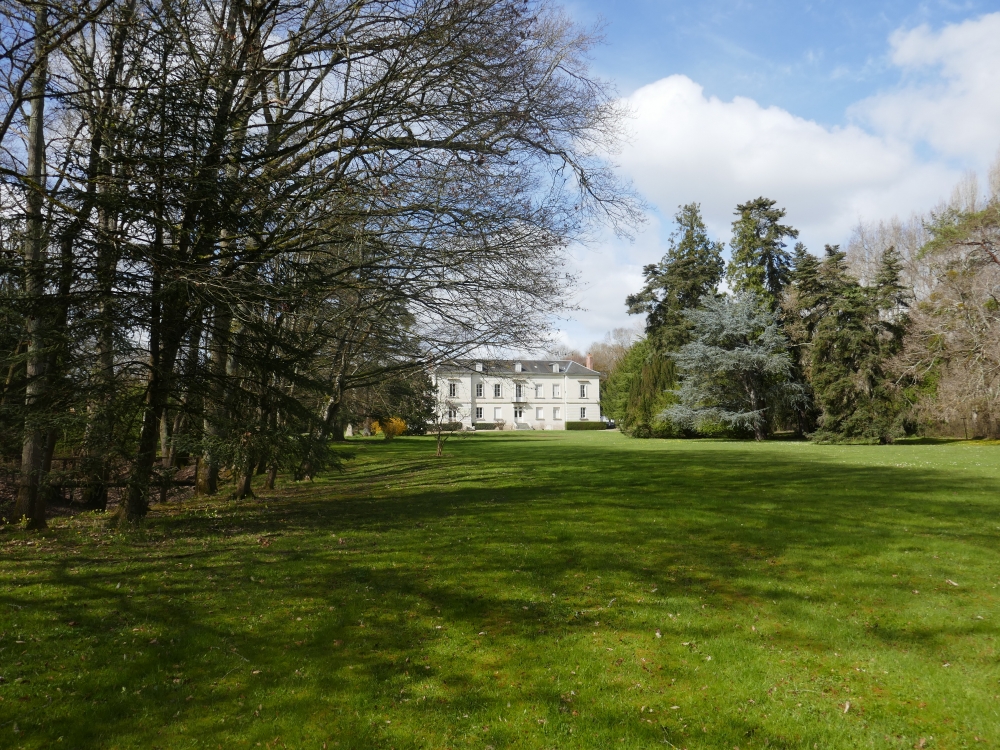 Elégante maison de maître XIXème avec dépendances et maison de gardien sur parc 12hectares.