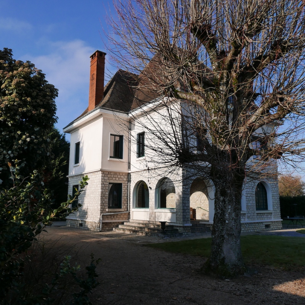 Vaste maison de famille avec loft indpendant et piscine sur trs beau jardin denviron 3000m2 constructibles