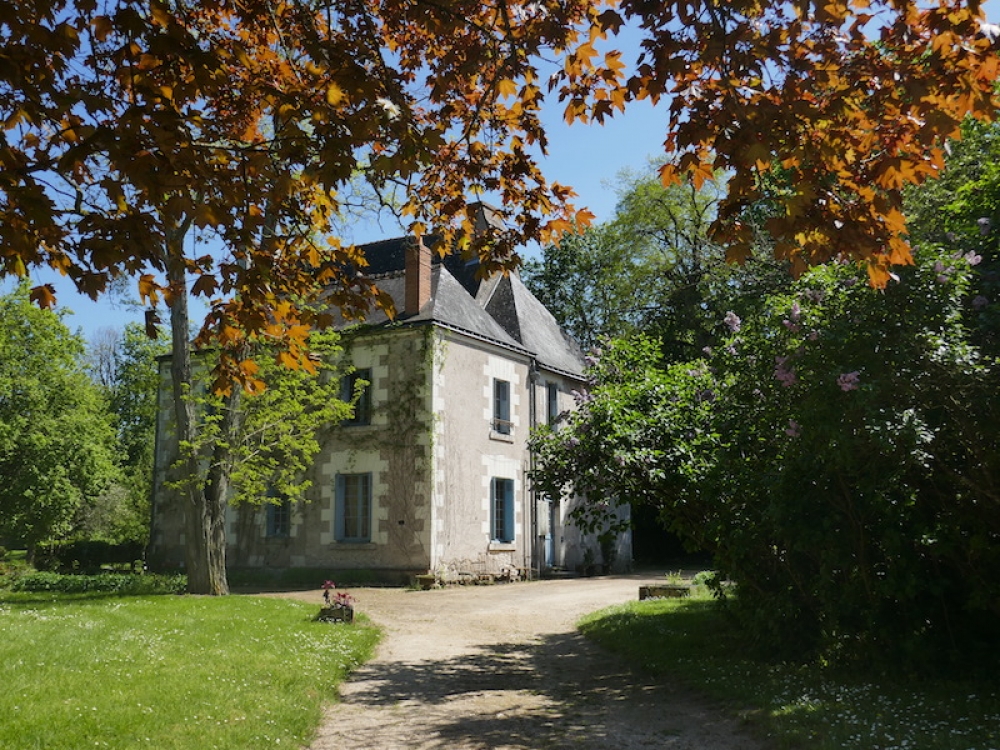 Très proche de TOURS, dans un village, Manoir des XVIème et XVIIème siècles avec dépendances sur magnifique parc de 2,8 ha avec pièce d’eau