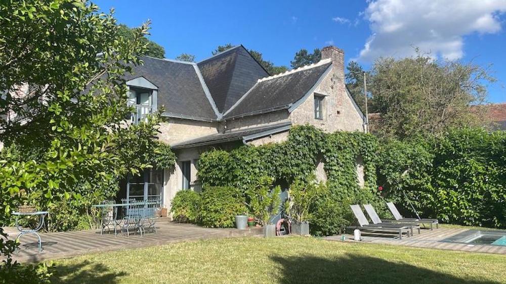 Belle maison ancienne avec extension contemporaine sur charmant jardin avec piscine