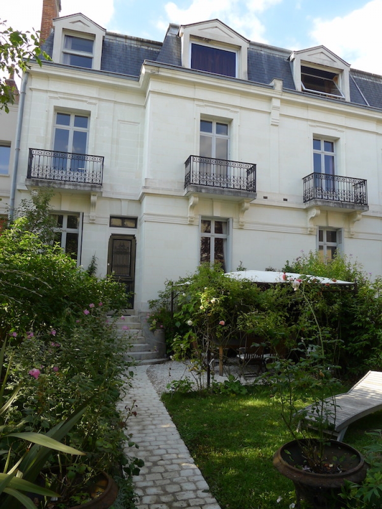 Elégante maison de ville XIXème avec charmant jardin et garages