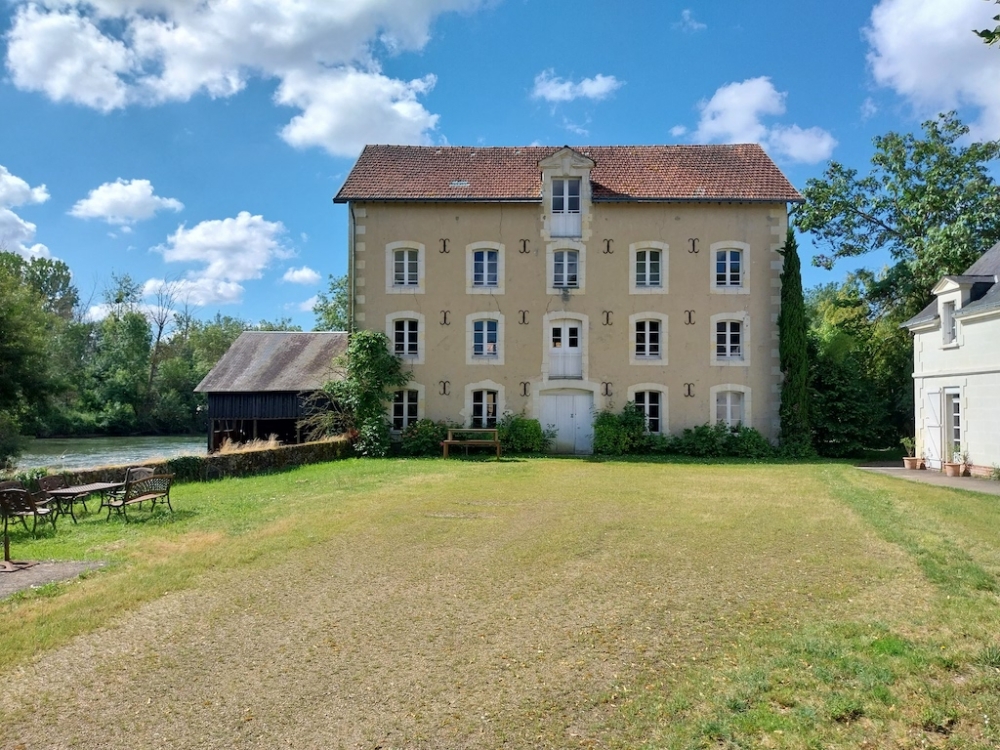 Ancien moulin du XIXème siècle au bord du Loir avec dépendances au cœur d’un village sur parc de 6000 M2.