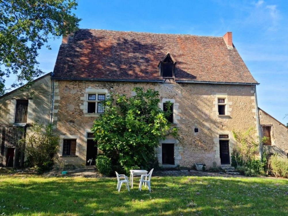 Propriété d’origine XVème siècle avec dépendances sur parc clos d’environ 3000m2
