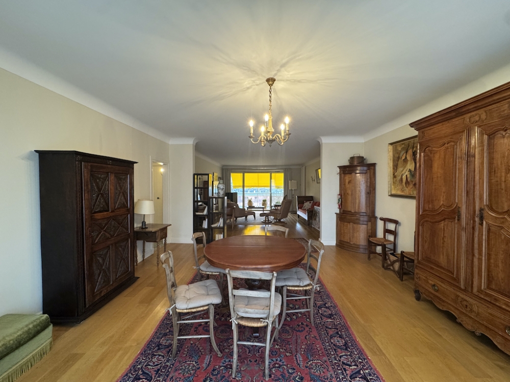 Elégant appartement Type 4 de 124 m2 avec loggia et vue dégagée. Ascenseur, cave, et garage.