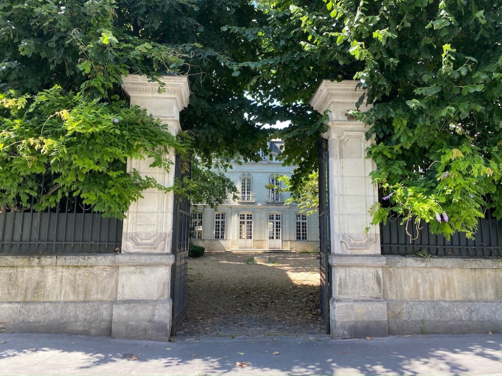 Exceptionnel hôtel particulier fin XVIIIème avec grand jardin, dépendance et piscine