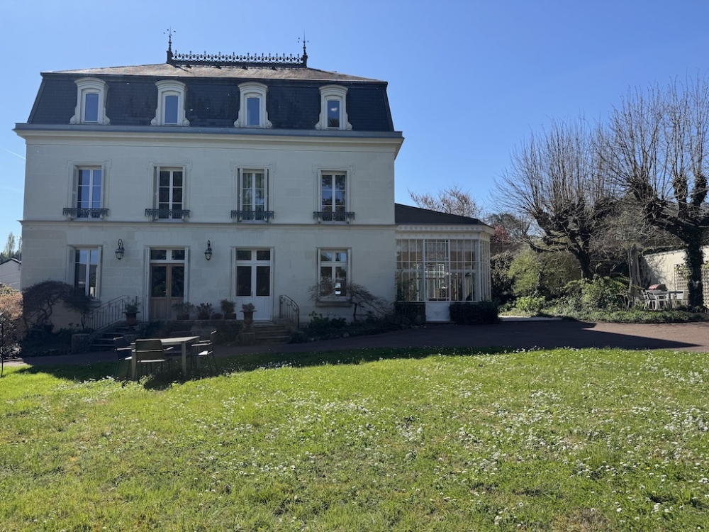 Belle propriété de village du XIXème siècle avec dépendances et piscine sur parc 2400m2